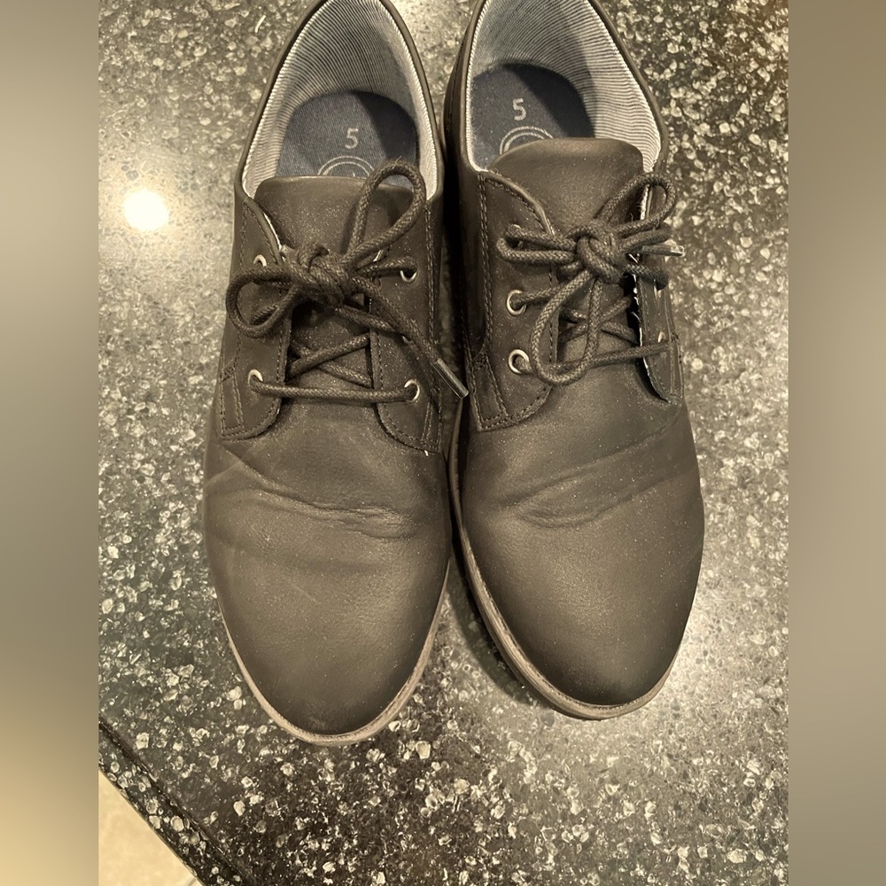 Boys size 5 Wonder nation brand black lace up loader shoes. 👟🥾👞